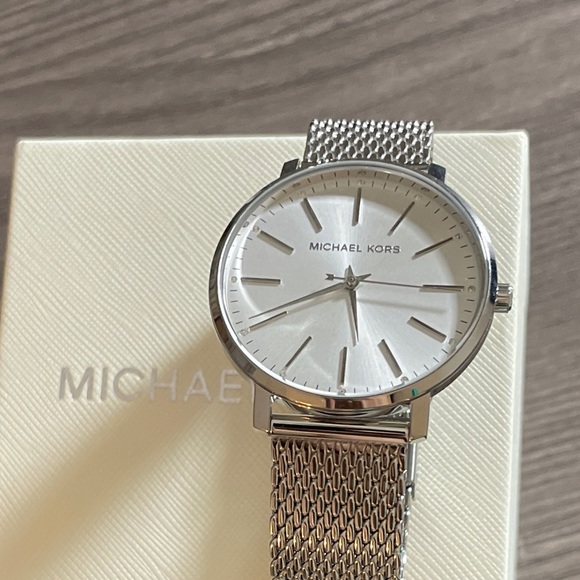 Kors Women's Pyper Three-Hand Steel Watch Silver BNWOT - Picture 4 of 4